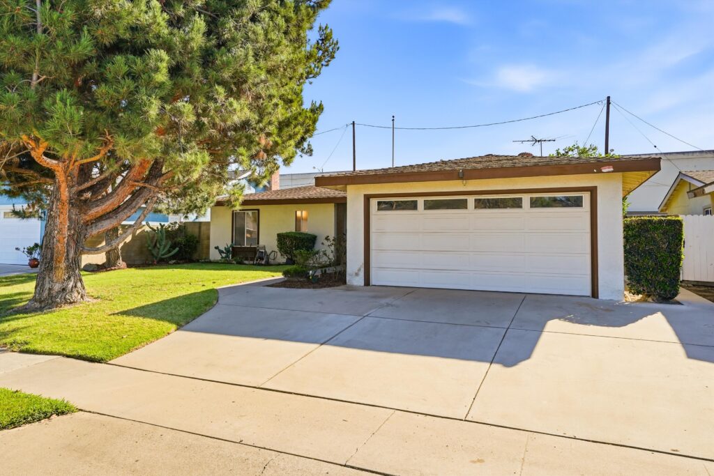 915 S Dennis St, Santa Ana, CA 92704